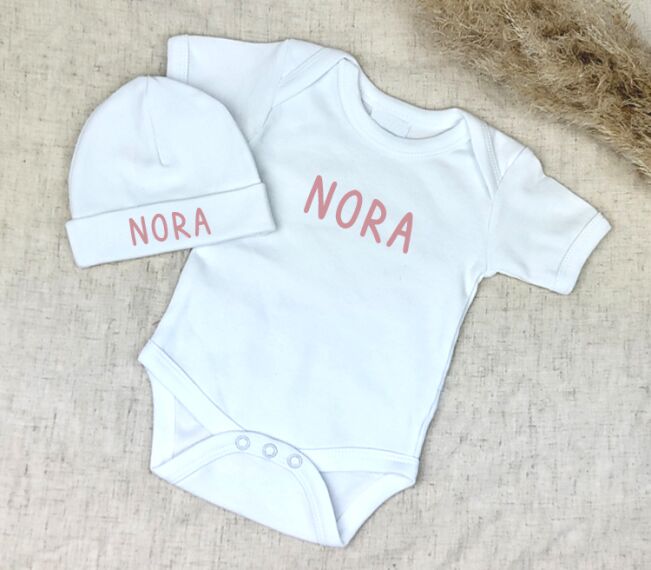 Set - Rompertje en babymuts met naam - Wit - Sfeerbeeld 1