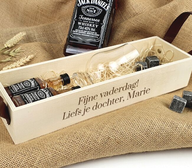Jack Daniels cadeau voor papa - Luxe houten kistje - Sfeerbeeld 1