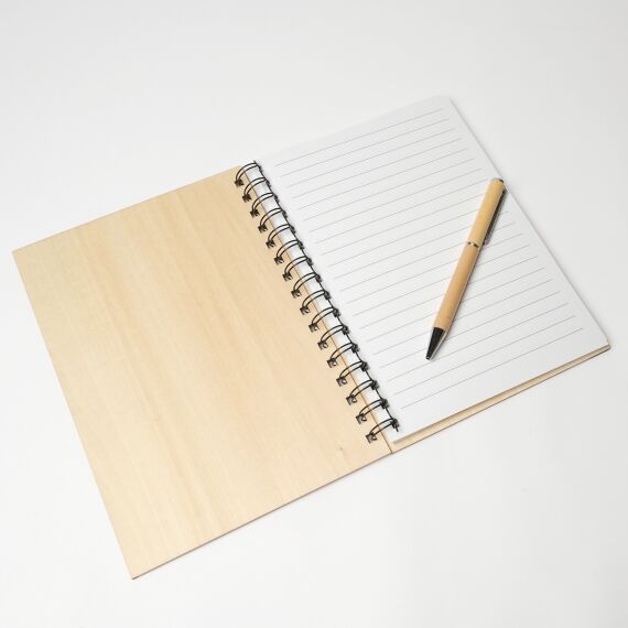 Gepersonaliseerde notitieboek hout - Lijntekening van jouw foto - Sfeerbeeld 2