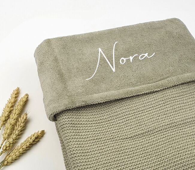 Babydeken met naam - Gebreid fleece - Olijfgroen - Sfeerbeeld 1