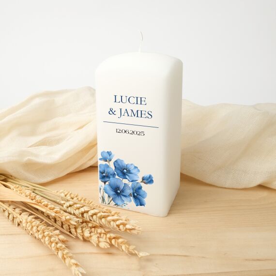 Gepersonaliseerde huwelijkskaars - Blue wildflowers - Sfeerbeeld 2